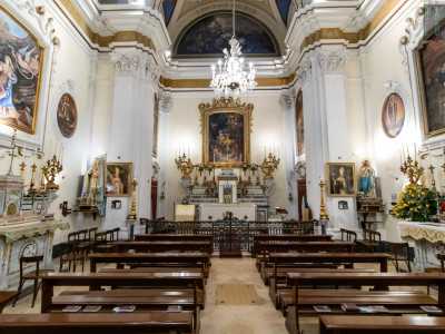 Ritorniamo ora su strada San Giuseppe per accedere finalmente al tempio. Ci ritroviamo cos� in una navata unica con pianta a croce greca...